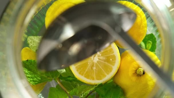 Versare il succo di limone fresco nella stagione calda. Da vicino. . — Video Stock