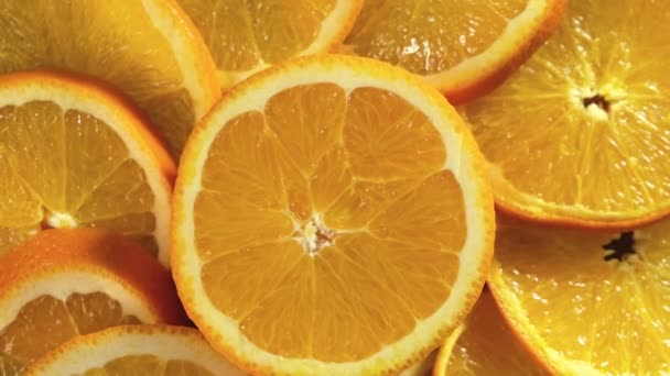 Vista superior de la rotación de fruta de naranja fresca en rodajas. De cerca. . — Vídeos de Stock