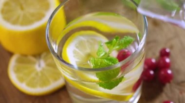 Bir bardak soğuk su, limonlu, dutlu, buz ve naneli. Kapat.