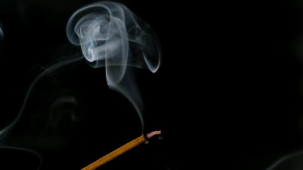 Accendere Fuoco Bastone Incenso Con Fumo Sfondo Nero Vicino — Video Stock