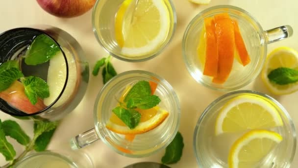 Vaso Con Agua Fría Con Limón Bayas Hielo Menta Rotativa — Vídeo de stock