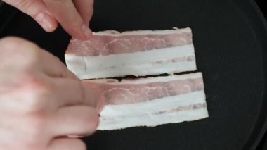 Kızartma tavasında çiğ domuz pastırması. Kapat..