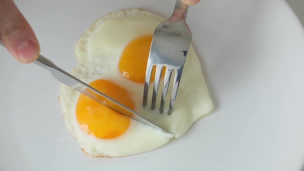 Huevos Fritos Comiendo Plato Blanco Desayuno Tradicional Cerca — Vídeos de Stock