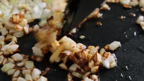 Chef Frire Oignon Dans Une Poêle Sur Cuisinière Gros Plan — Video
