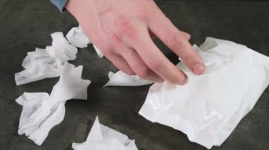 El ıslak antibakteriyel peçeteyi ambalajdan çıkarır. Kapat..