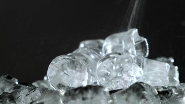 Gotas de agua caen sobre cubos de hielo. De cerca. . — Vídeos de Stock