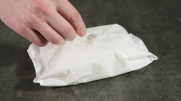 La mano saca la servilleta antibacteriana húmeda del envase. De cerca. . — Vídeos de Stock