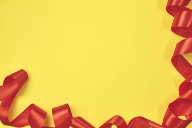 Kopya alanı olan sarı arkaplanda kırmızı kurdele.