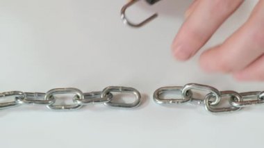 Çelik zincirli kapalı bir kilit. Kapat..