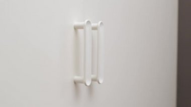 Beyaz gardırobun kapısını aç. Kapat..