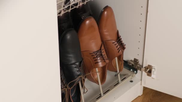 Schuhregal im Kleiderschrank. Nimm eine Hand. Nahaufnahme. — Stockvideo