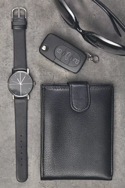 손목시계, 안경, 차 열쇠 회색 지갑. 위에서 본 풍경. — 스톡 사진