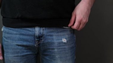 Kotun cebinden cep telefonunu çıkar.