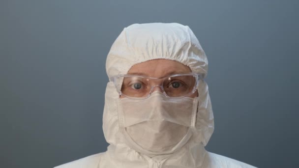 Retrato de laborante mascarado nas costas cinzentas . — Vídeo de Stock