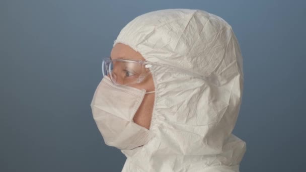 Portrait of masked laborant on gray back. — Stock Video