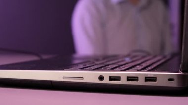 Eller masadaki dizüstü bilgisayarı kapatıyor. Kapat..