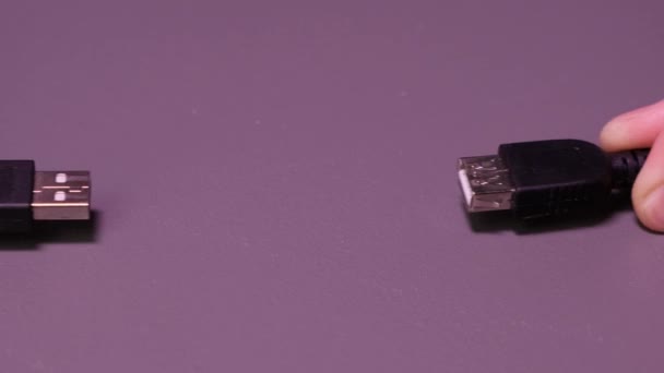 Persona que conecta el enchufe USB al cable de extensión . — Vídeo de stock