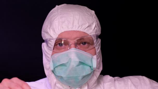 Doktor sundat brýle na černém pozadí. — Stock video