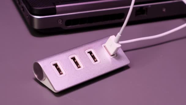 El conector USB con muchos cables está incluido en la mesa . — Vídeos de Stock