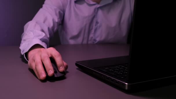 Mãos do Especialista Masculino trabalhando no Computador Laptop — Vídeo de Stock