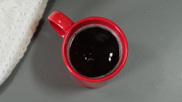 Pessoa com luvas segurando uma xícara de café quente. Fechar — Vídeo de Stock