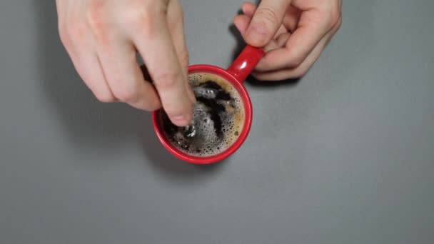 Vista dall'alto di persona mano mescolando il caffè con cucchiaio. Da vicino. . — Video Stock