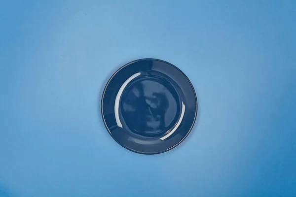 컬러 배경의 파란 접시. 닫아. — 스톡 사진