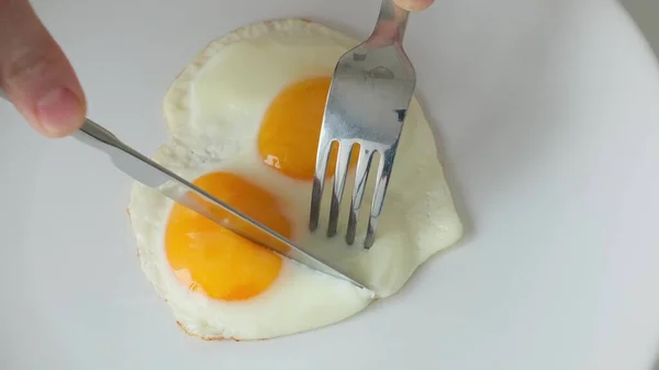 Gebratene Eier auf weißem Teller essen. Traditionelles Frühstück. Nahaufnahme. — Stockfoto
