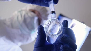 Laboratuvar enjeksiyon için şırıngayı dikkatlice hazırlıyor. Kapat..