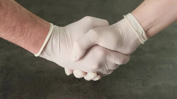 Врачи пожимают руку медицинским перчаткам. Закрыть . — стоковое фото