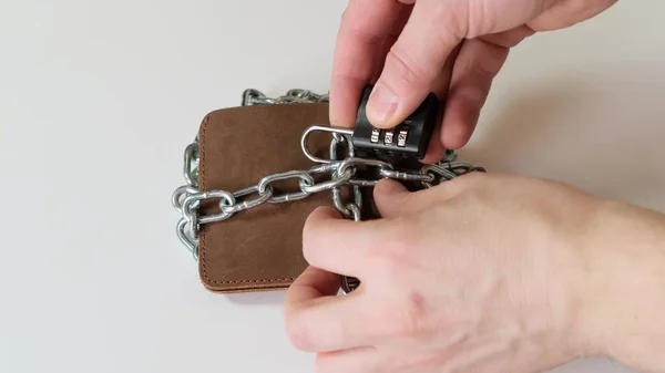 Dinero en cartera bajo la cadena con cerradura. De cerca. . — Foto de Stock