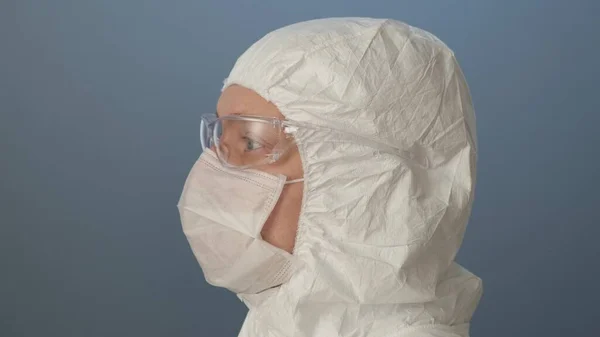 Retrato de laborante mascarado nas costas cinzentas . — Fotografia de Stock