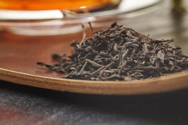 Beyaz Arkaplanda, kuru yapraklı Cam Kupa Arkası.