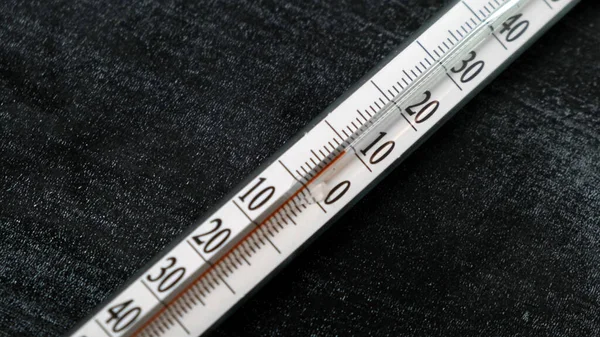 Växer upp temperatur på termometerskalan. Närbild. — Stockfoto