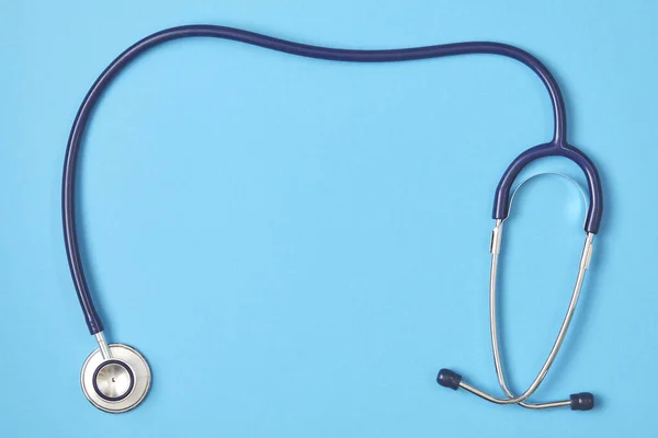 Stethoscoop op blauwe achtergrond. Medische achtergrond. Dokter apparatuur. Kopieerruimte — Stockfoto