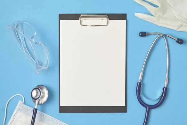 Boş kağıtlar ve mavi arka planda tıbbi malzemeler — Stok fotoğraf