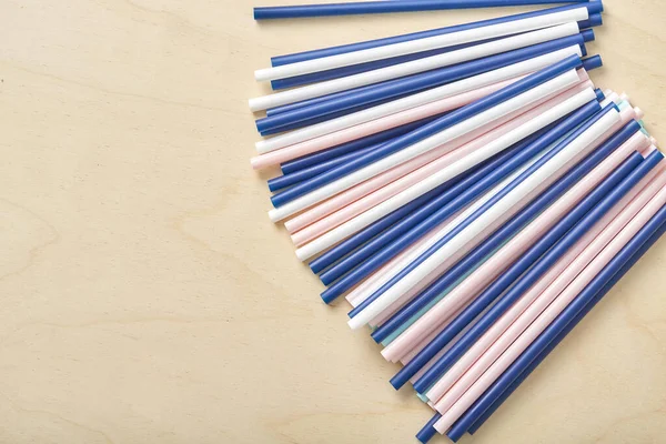 Drinking straws for party on wooden background. Top view — Stock Photo, Image