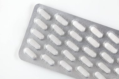 Beyaz haplar paketlenmiş. Eczane ve tıp geçmişi.