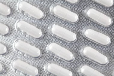 Beyaz haplar paketlenmiş. Eczane ve tıp geçmişi.