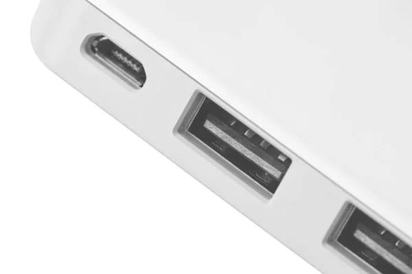 Porta de tomada USB branca isolada no fundo. Fechar . — Fotografia de Stock