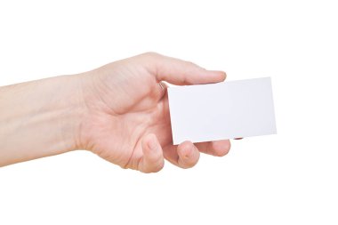 Elinde boş kağıt kartvizit, beyaz arka planda izole edilmiş.