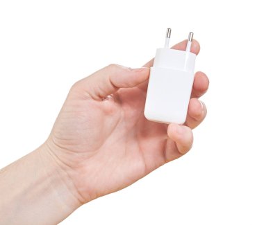 Cep telefonu veya akıllı telefon için beyaz şarj ve adaptör elle izole edilmiş.