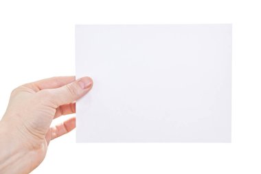 Beyaz arkaplanda izole edilmiş boş bir kağıt parçası.