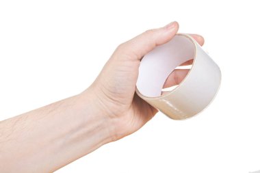 Erkek eller, beyaz bir arkaplanda izole edilmiş, yapışkan bir bant tutuyor.
