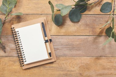 Tahtadaki yazı için yeri olan yeşil yapraklı üst görünüm.