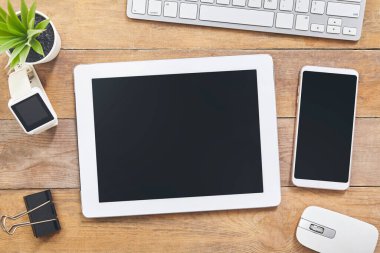 Tablet akıllı telefon klavye fare tahta masa arkaplanına kopyalama alanı yerleştir.