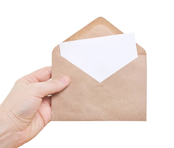 Ręcznie trzymać kopertę i pocztówkę odizolowane białe tło. Zamknij się. — Zdjęcie stockowe