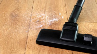 Elektrik süpürgesi yerdeki toz ve kiri temizliyor. Kapat..