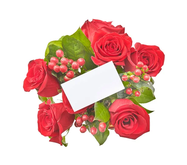 Tarjeta de papel y ramo de rosas aisladas sobre fondo blanco — Foto de Stock