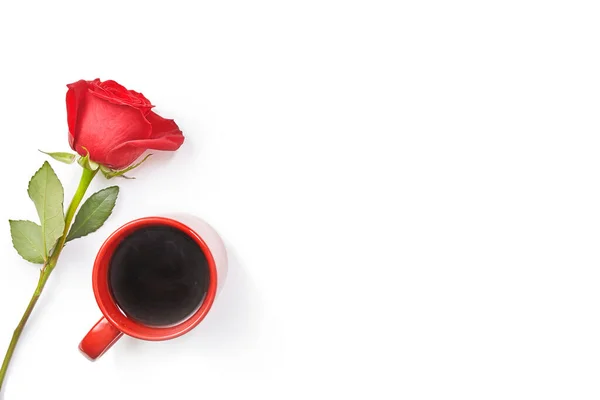 Kaffeetasse mit roten Rosen vorhanden. Liebeskonzept. Flach lag er. Ansicht von oben. Kopierraum. — Stockfoto